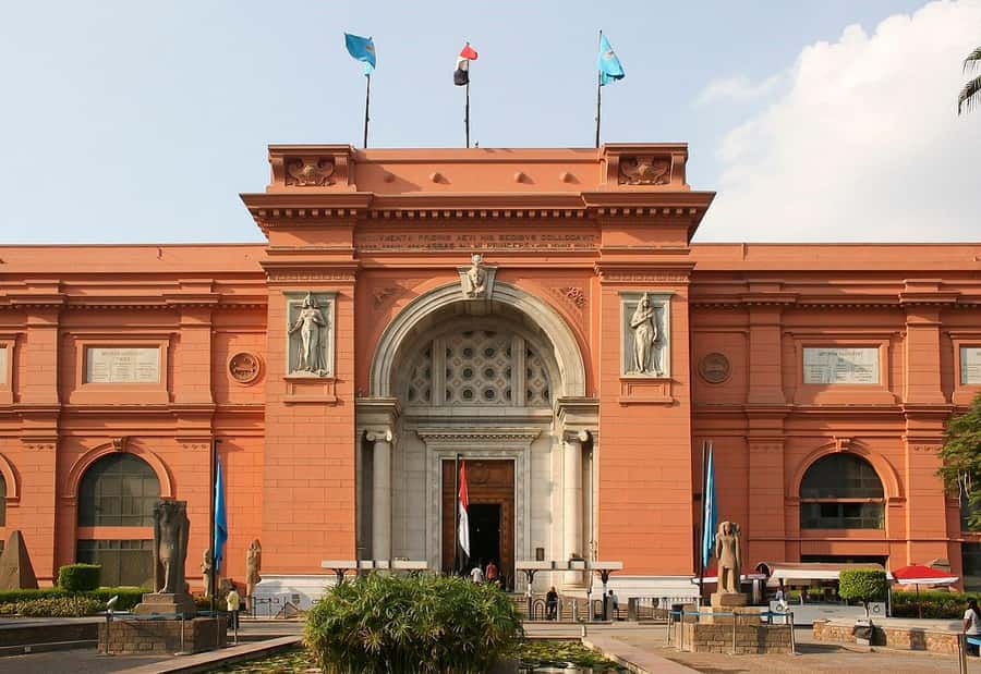 From Hurghada: Pyramids and Egyptian Museum Tour & Boat Ride - Seeing the Pyramids of Giza up close