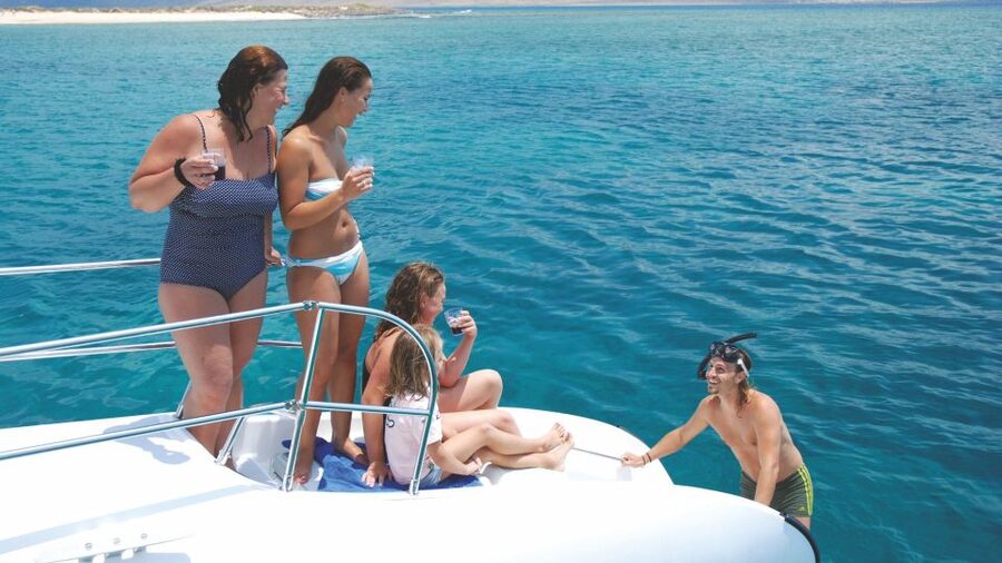 From Lanzarote: Sailing Day Trip Around La Graciosa - Sailing past La Graciosa’s volcanic coast