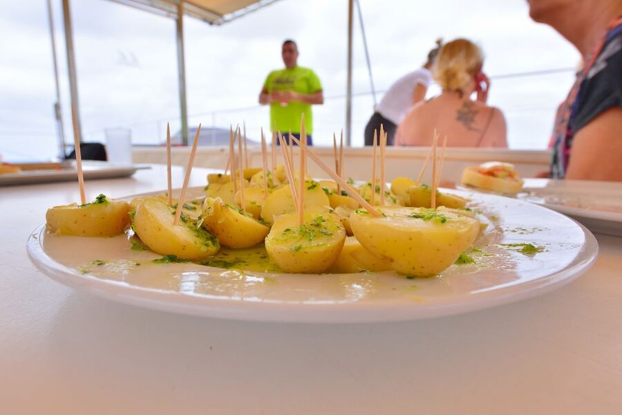 From Lanzarote: Sailing Day Trip Around La Graciosa - Who will get the most from this day