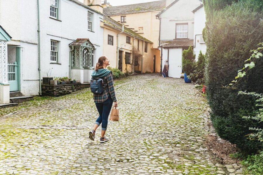 From Manchester: Lake District Bus Tour & Windermere Cruise - Grasmere, Wordsworth, and the gingerbread stop