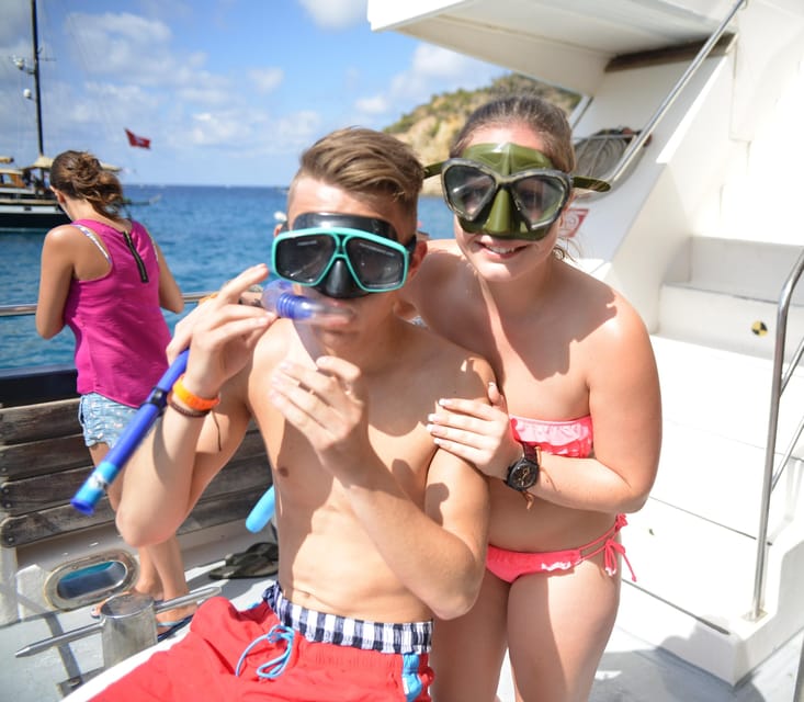 From Paguera: Dolphin Watching Cruise in a Glass-Bottom Boat - How to get the best view of the pod