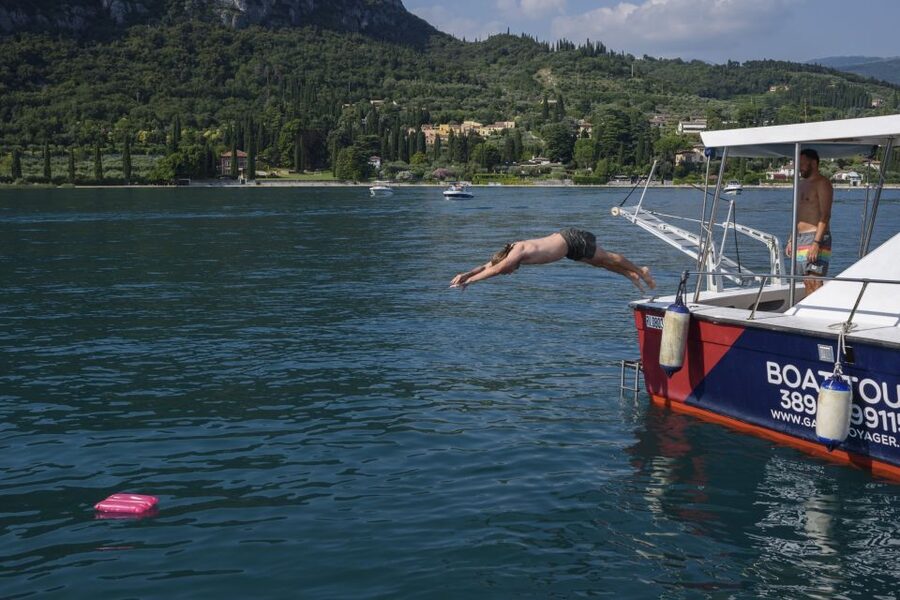 From Peschiera: Garda East Coast Cruise to Sirmione - One hour to 1.5 hours in Sirmione