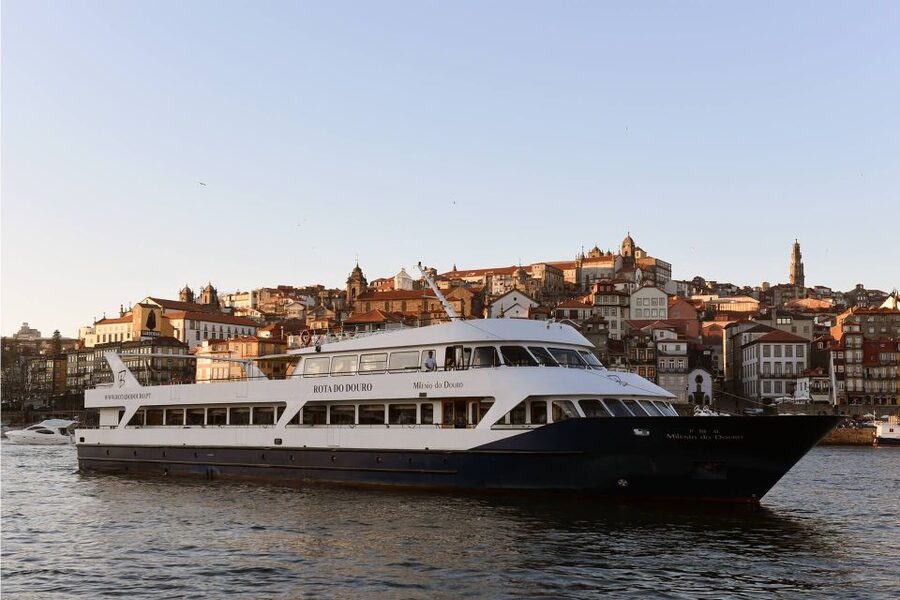 From Porto: Régua to Porto River Cruise with Lunch on Board - Six hours on the Douro River