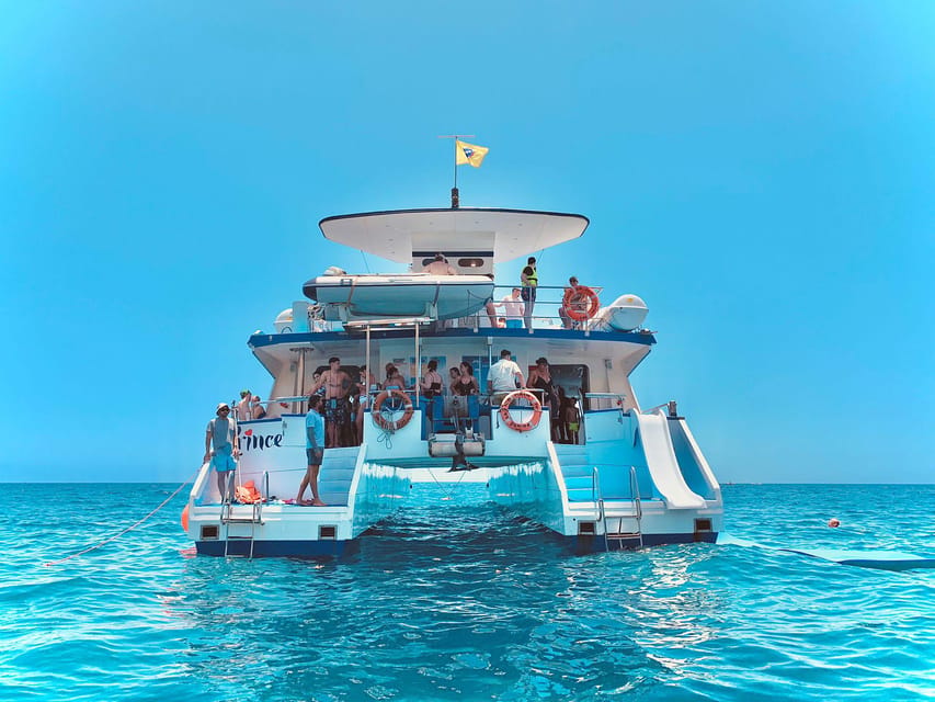 From Puerto Rico: Boat trip along the coast w/ Food & Drinks - Lunch, drinks, and the difference between the packages