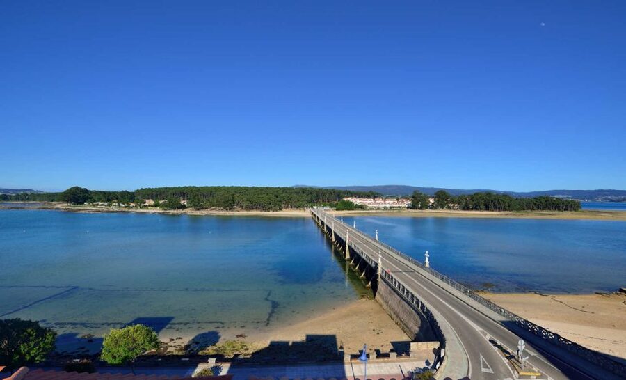 From Santiago: Tour to Rias Baixas with Boat Trip and Winery - A full day, but not a rushed one