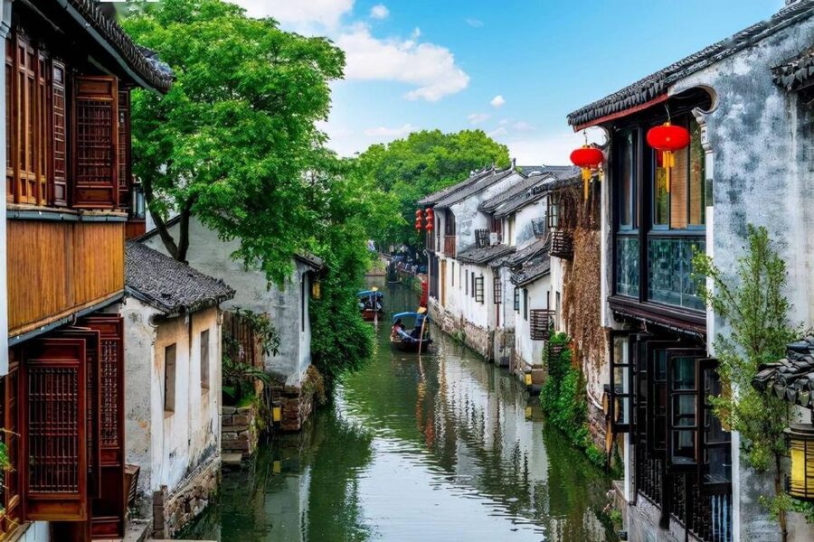 From Shanghai: Private Zhujiajiao Tour with Boat Ride - The guide makes the difference