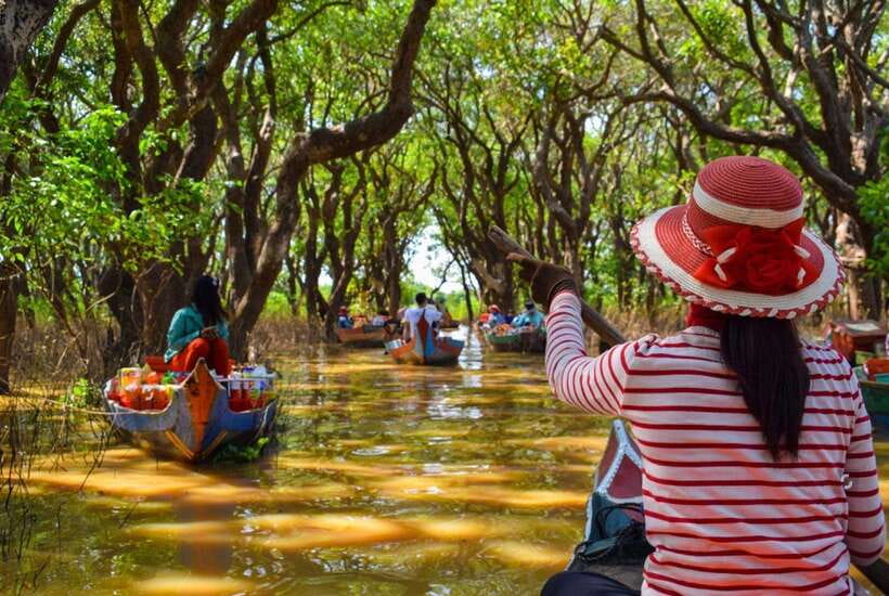 From Siem Reap: Kampong Phluk Floating Village Tour by Boat - Walking through Kampong Phluk