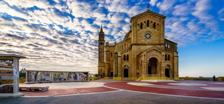 From Sliema: Gozo, Comino & The Blue Lagoon Boat & Bus Tour - Cruising past the Comino Caves