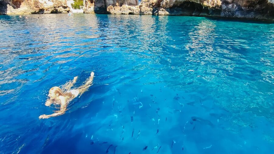 From Split: Blue Cave & 5 Islands with Vis & Hvar Boat Tour - Komiža, Vis, and the Mamma Mia connection
