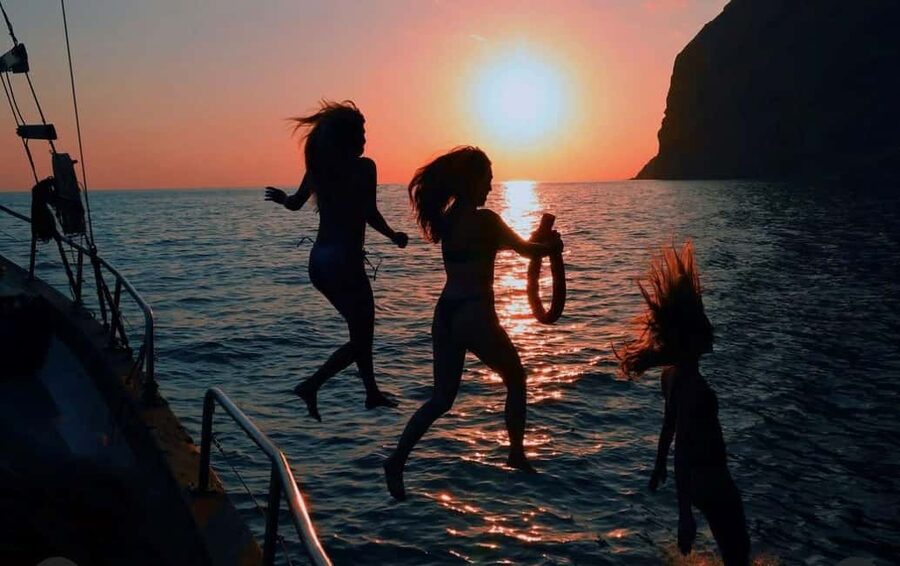Funchal: Sunset Tour on Traditional Madeiran Boat w/ Drinks - Key points to know