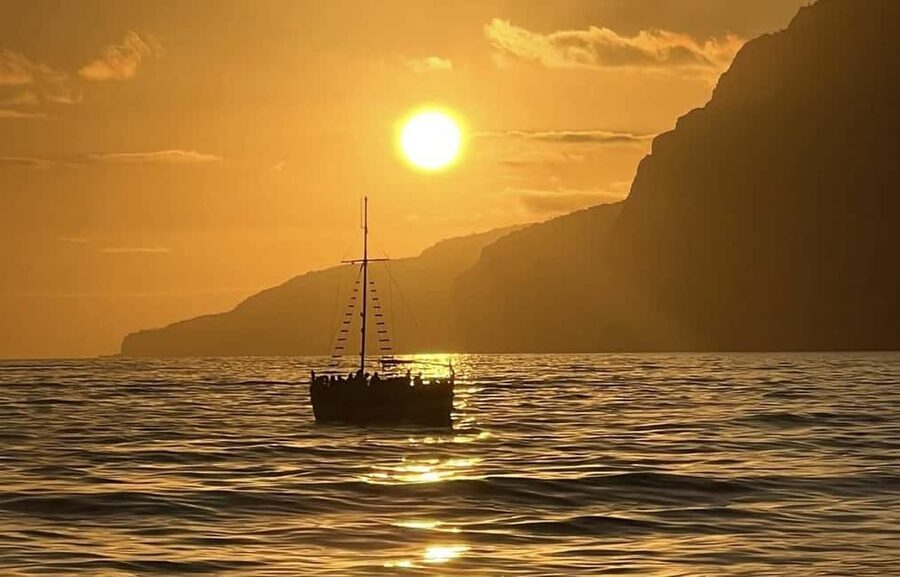 Funchal: Sunset Tour on Traditional Madeiran Boat w/ Drinks - Practical comfort and accessibility