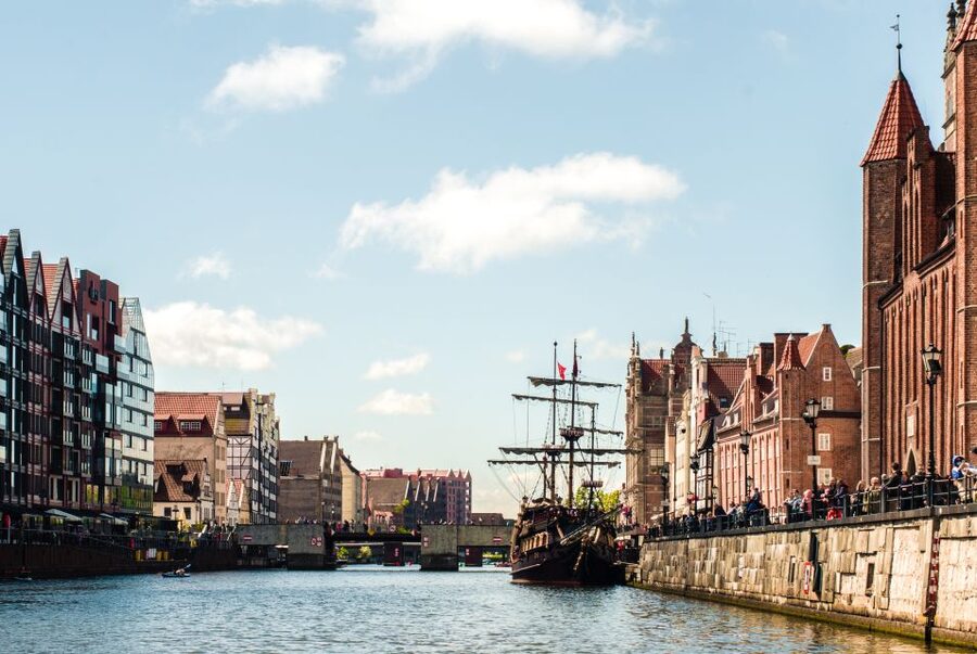 Gdańsk: Motlawa River Yacht Cruise - Fish Market, Brabank, and the working river