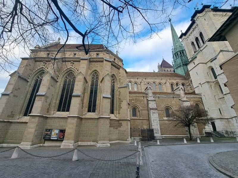 Geneva: Guided City Tour and Boat Cruise - Entering Old Town by mini train or on foot