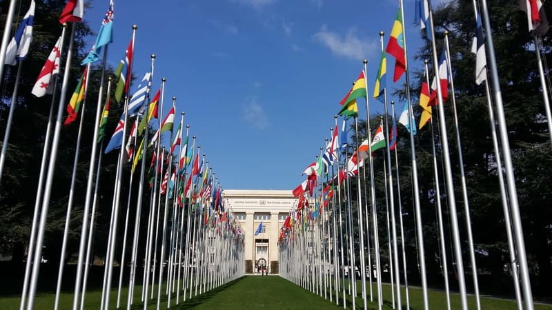Geneva: Guided City Tour and Boat Cruise - Walking to the lake and boarding the cruise
