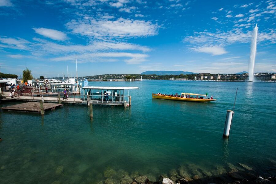 Geneva: Scenic Lake Cruise with Snacks and Wine - Why Lake Geneva looks better from a small boat