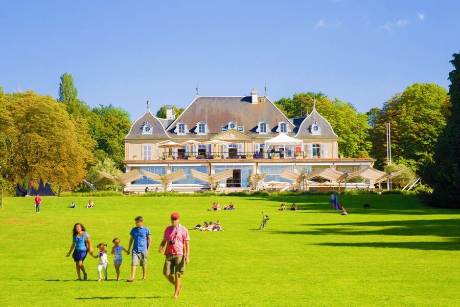 Geneva: Scenic Lake Cruise with Snacks and Wine - Sights from the water: Bain des Paquis and the United Nations