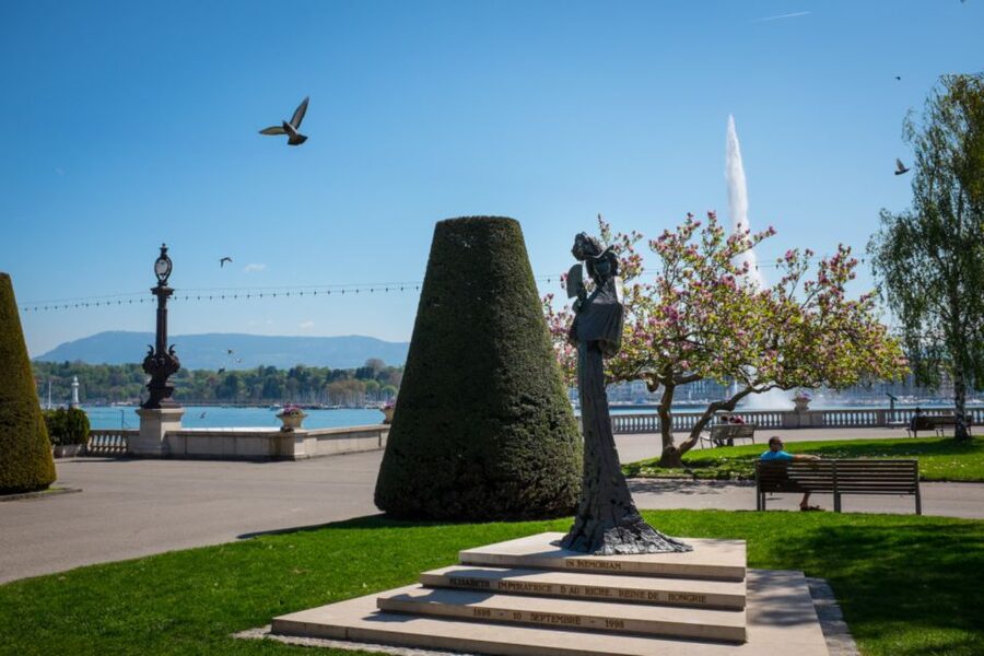 Geneva: Scenic Lake Cruise with Snacks and Wine - How the guides shape the ride