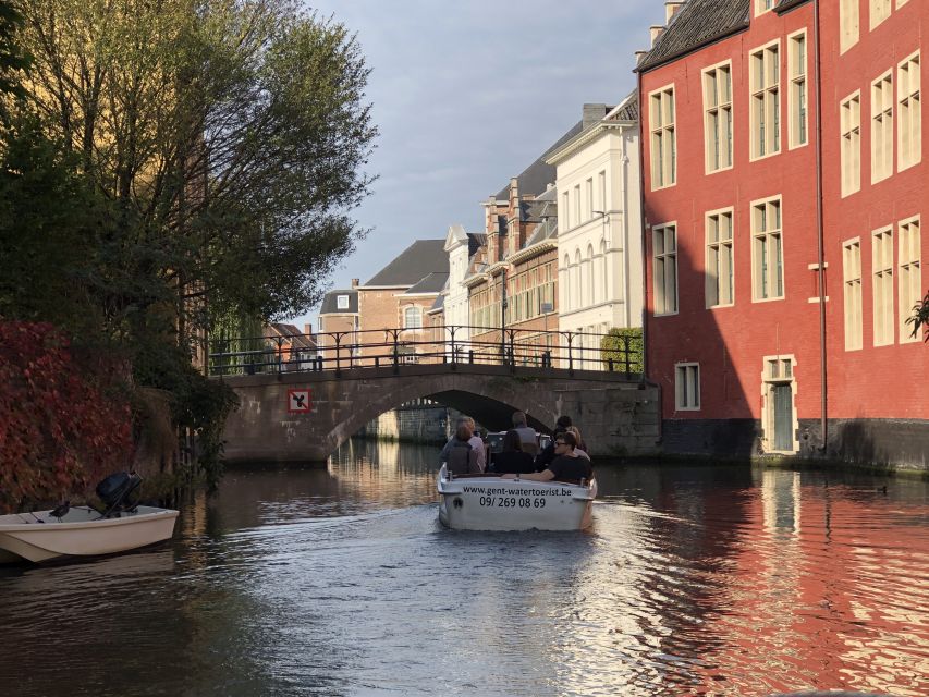 Ghent: 40-Minute Historical Boat Tour of City Center - The Blauwe vogels light artwork
