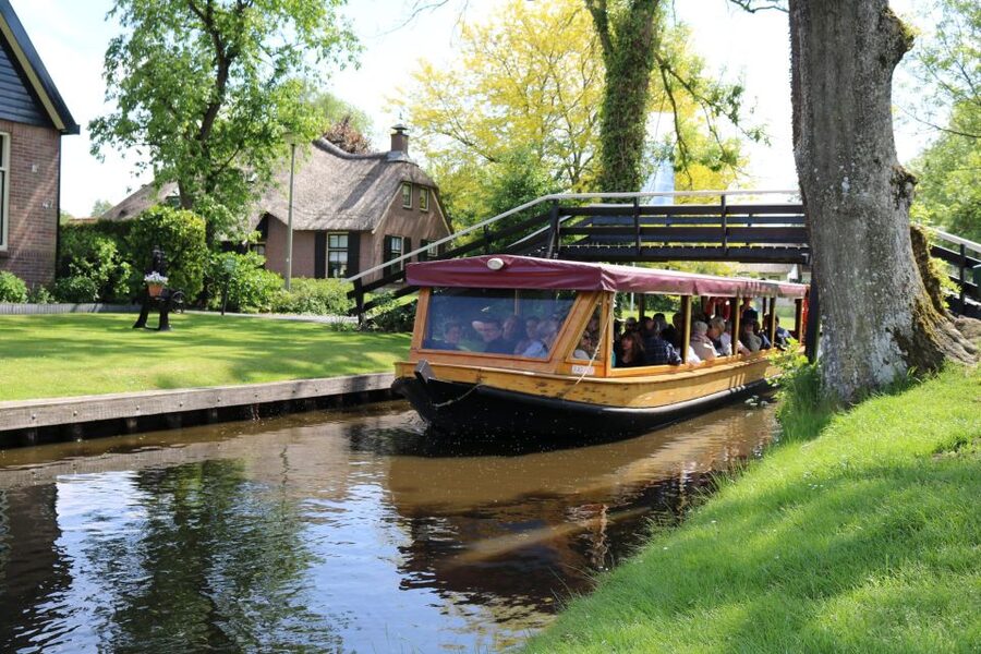 Giethoorn: Village & National Park Canal Cruise with Coffee - The Meeting Point at Koppers Giethoorn
