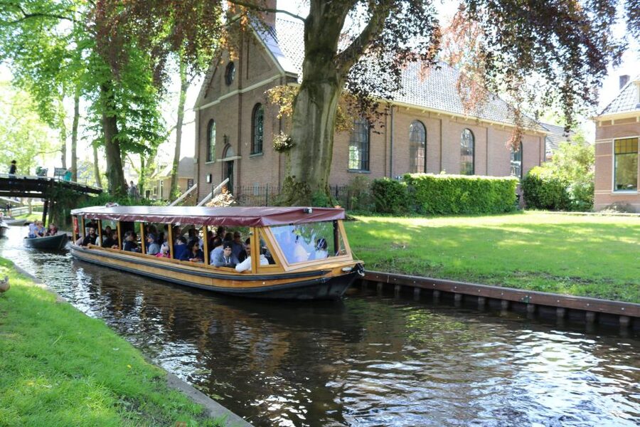 Giethoorn: Village & National Park Canal Cruise with Coffee - Local Commentary in Dutch, German, and English