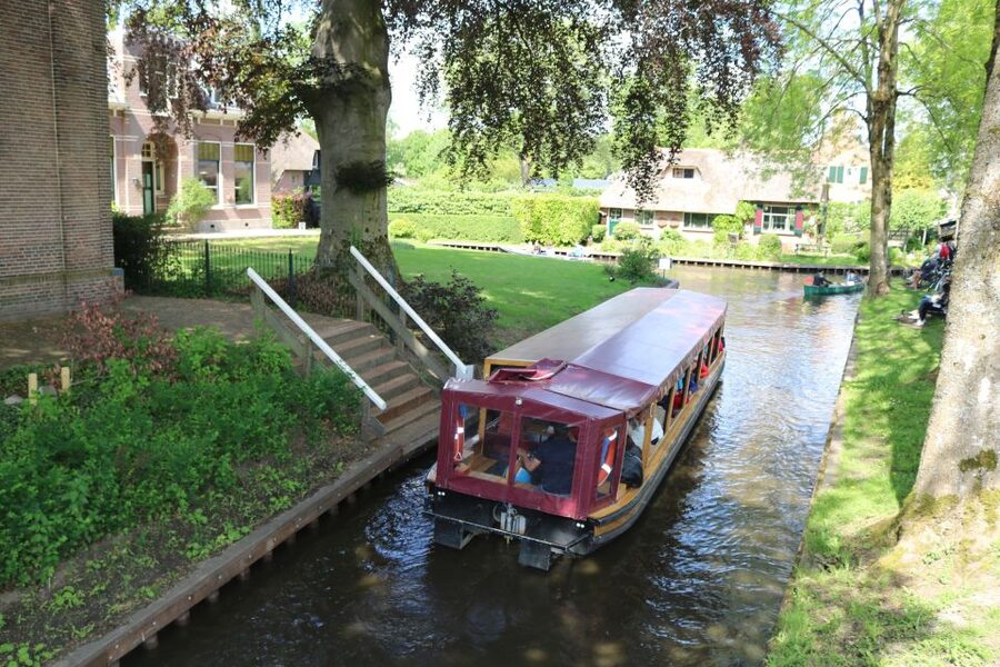 Giethoorn: Village & National Park Canal Cruise with Coffee - Coffee, Tea, or Lemonade on the Canal