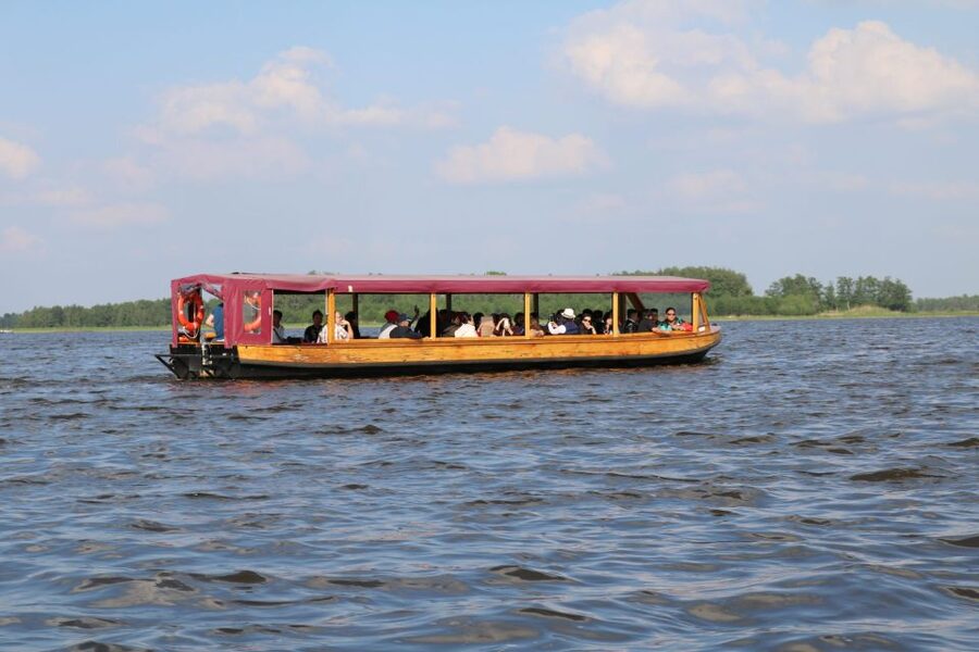 Giethoorn: Village & National Park Canal Cruise with Coffee - What You See During the One-Hour Route