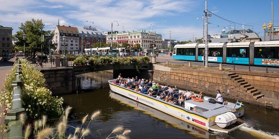 Gothenburg: City Canal Sightseeing Cruise - Through the 17th-century moat and central canals