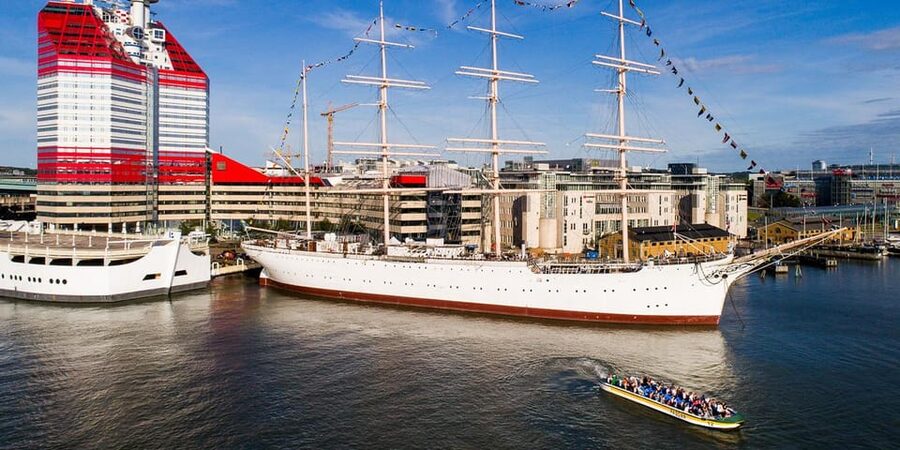 Gothenburg: City Canal Sightseeing Cruise - Under more than 20 bridges