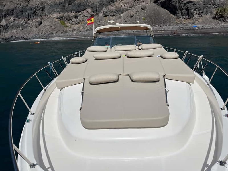 Gran Canaria: Shared yacht trip with drinks, lunch, and snorkeling - Setting off with cava and Atlantic views
