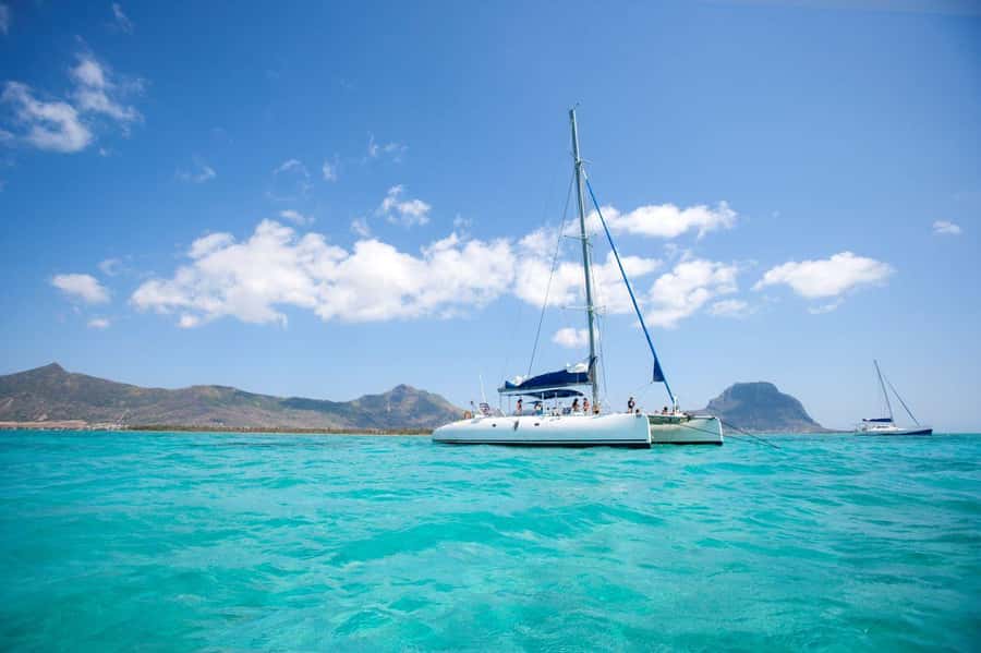 Grand Baie: Catamaran 3 Islands Cruise & Lunch on the Island - Sailing north from Grand Baie