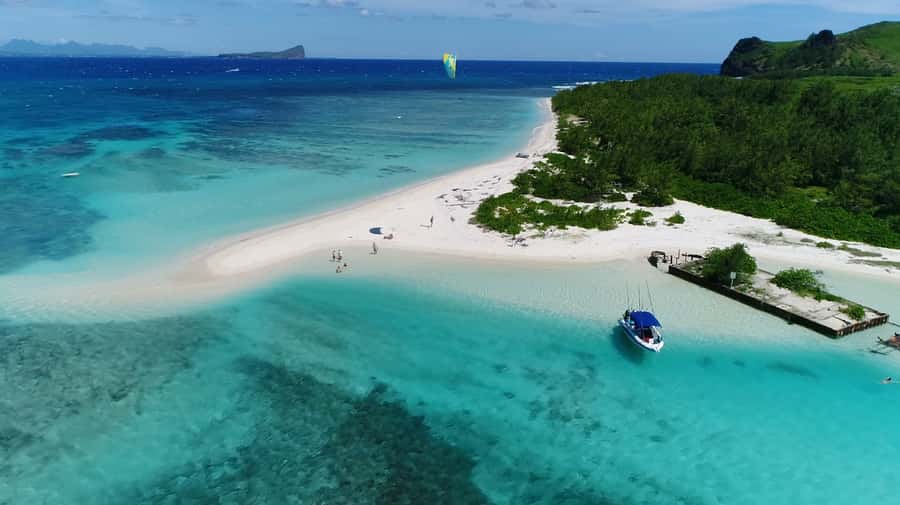 Grand Baie: Catamaran 3 Islands Cruise & Lunch on the Island - Ilot Gabriel and the first island landing