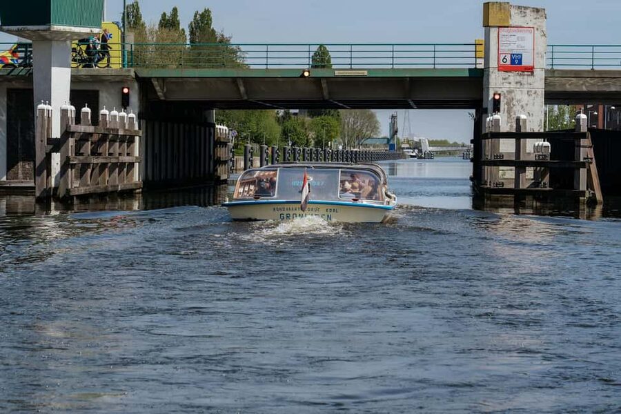 Groningen: City Canal Cruise - Drinks and Snacks During the Ride