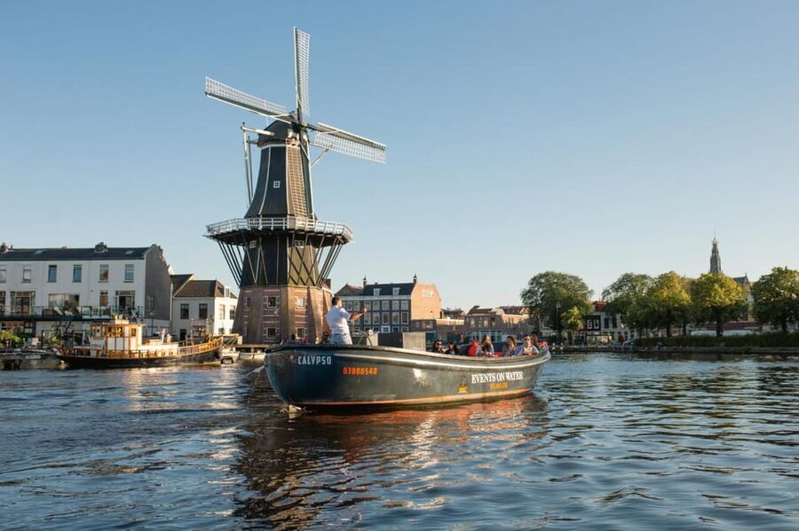 Haarlem: Sightseeing Boat Tour with Snacks and Drinks - The first views: Teylers Museum and De Waag