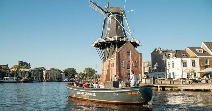 Haarlem: Sightseeing Boat Tour with Snacks and Drinks - Churches, civic buildings, and Haarlem’s story