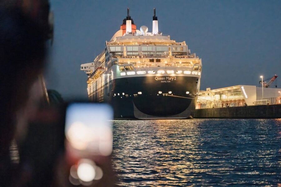 Hamburg: 1.5-Hour Evening Lights Harbour Cruise on a Ship - Why Hamburg looks best from the river after dark