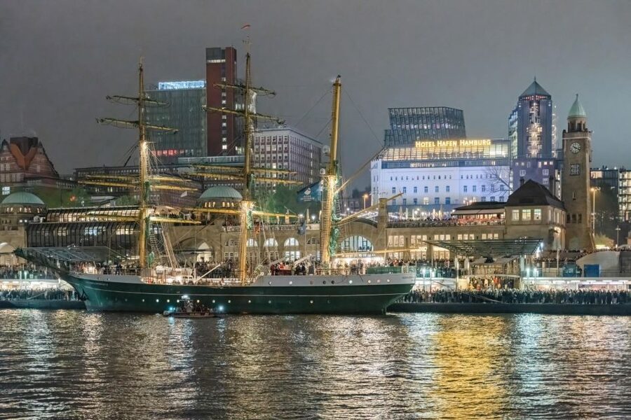 Hamburg: 1.5-Hour Evening Lights Harbour Cruise on a Ship - Bar service, snacks, and the open deck