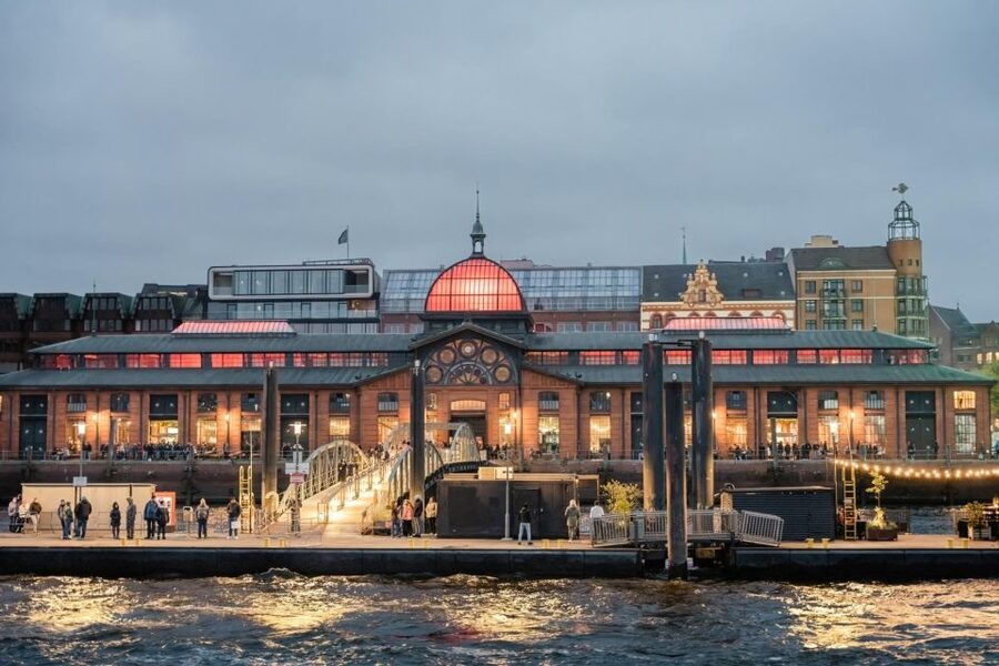 Hamburg: 1.5-Hour Evening Lights Harbour Cruise on a Ship - Who will enjoy this evening cruise