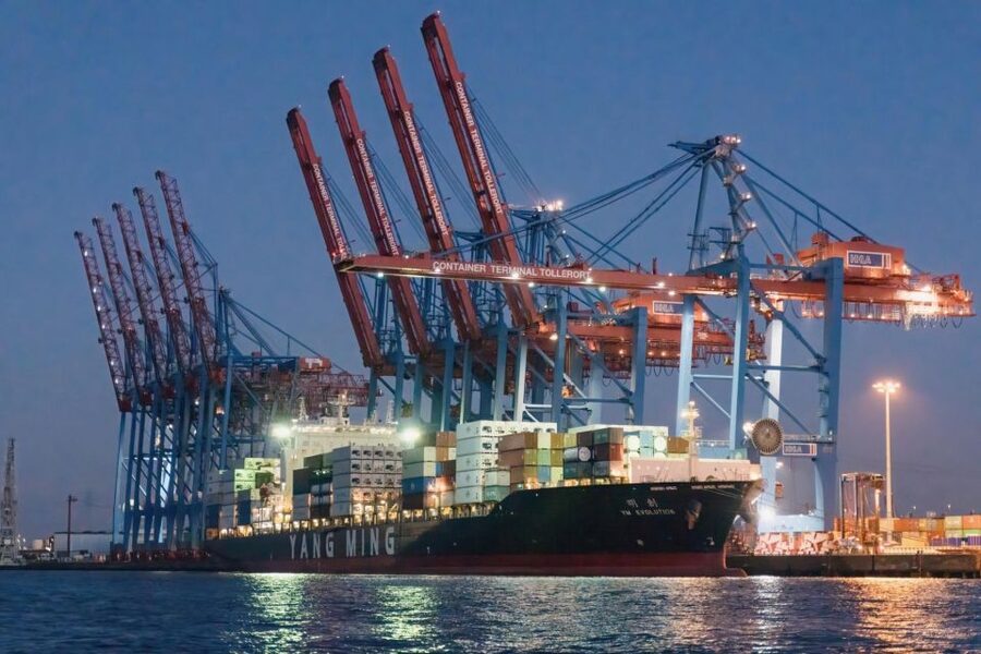 Hamburg: 1.5-Hour Evening Lights Harbour Cruise on a Ship - Starting at Landungsbrücken and Pier 3