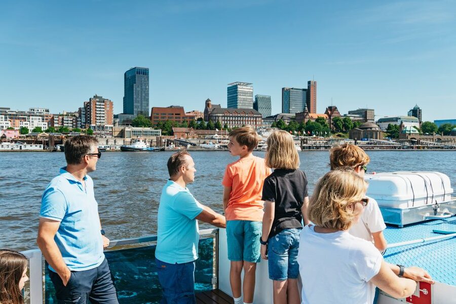 Hamburg: 1.5-Hour Harbor and Speicherstadt Day Cruise - Speicherstadt and the tide question