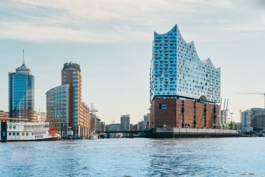 Hamburg: 1.5-Hour Harbor and Speicherstadt Day Cruise - German commentary and the audio app