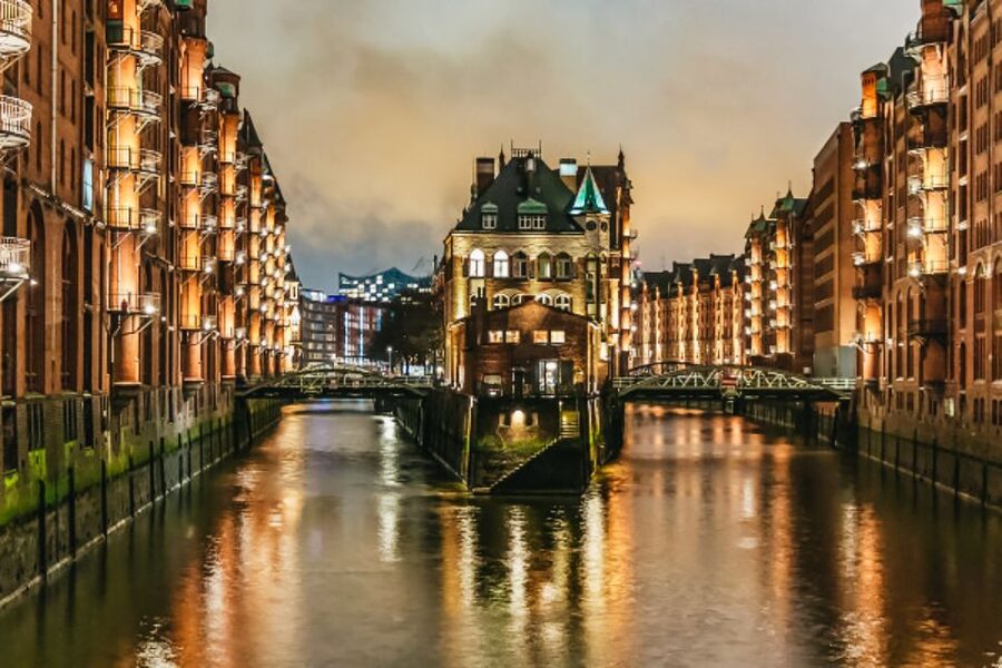 Hamburg: 1.5h Grand Harbor Evening Lights Cruise - Seeing the Elbphilharmonie from the river