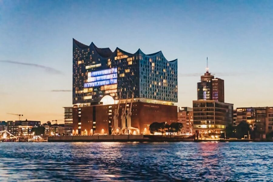 Hamburg: 1.5h Grand Harbor Evening Lights Cruise - What the evening atmosphere is really like
