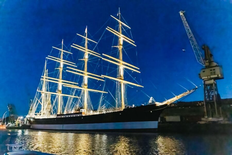 Hamburg: 1.5h Grand Harbor Evening Lights Cruise - Who will enjoy this cruise most?