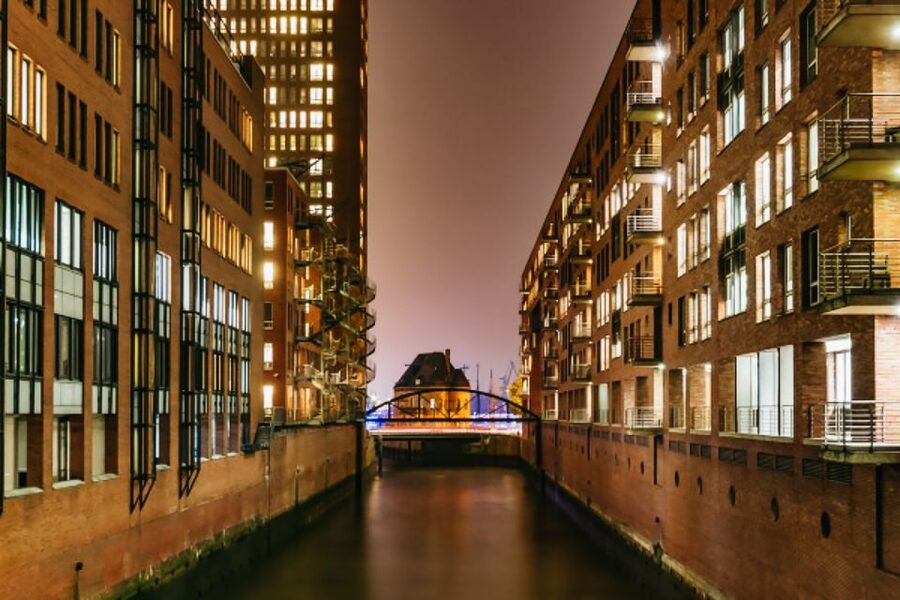 Hamburg: 1.5h Grand Harbor Evening Lights Cruise - Entering Speicherstadt by water