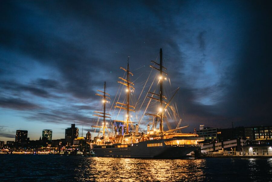 Hamburg: 1-Hour Evening Harbor Lights Cruise - Is $30 a fair price for one hour?