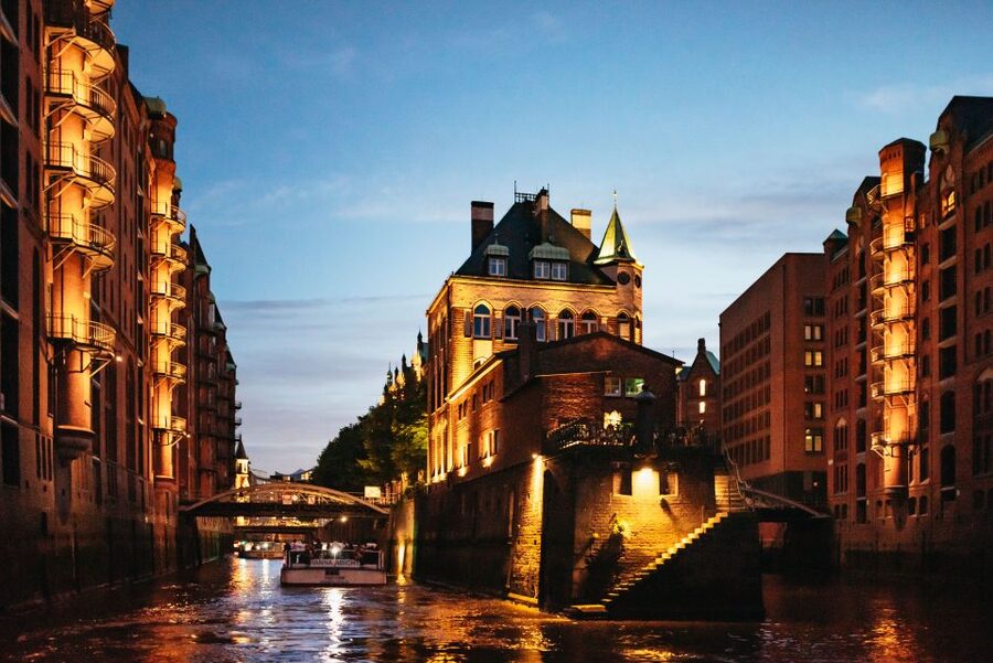 Hamburg: 1-Hour Evening Harbor Lights Cruise - Boarding at Brücke 4 near St. Pauli