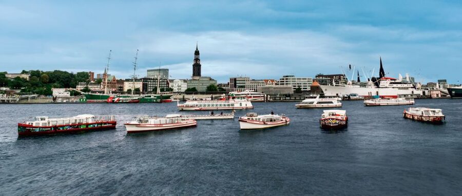 Hamburg: 1-Hour Harbor Cruise - Who should book this harbor cruise?