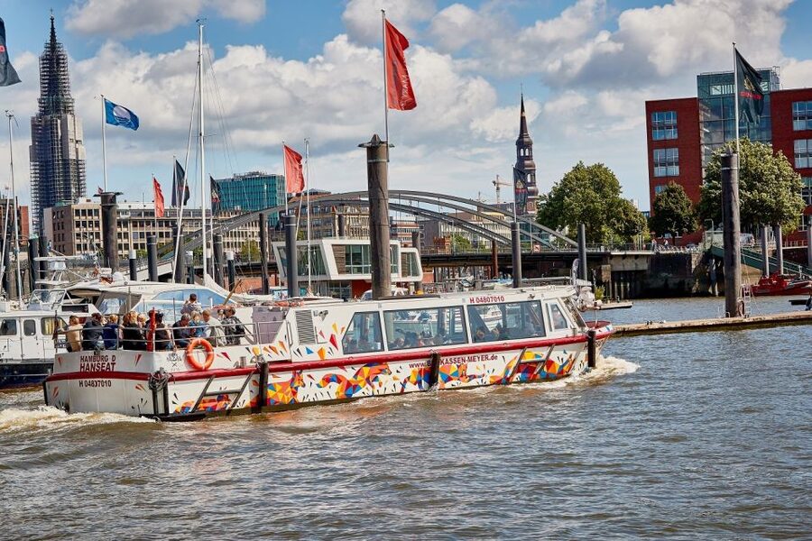 Hamburg: 1-Hour Harbor Cruise - Starting at St. Pauli Landungsbrücken