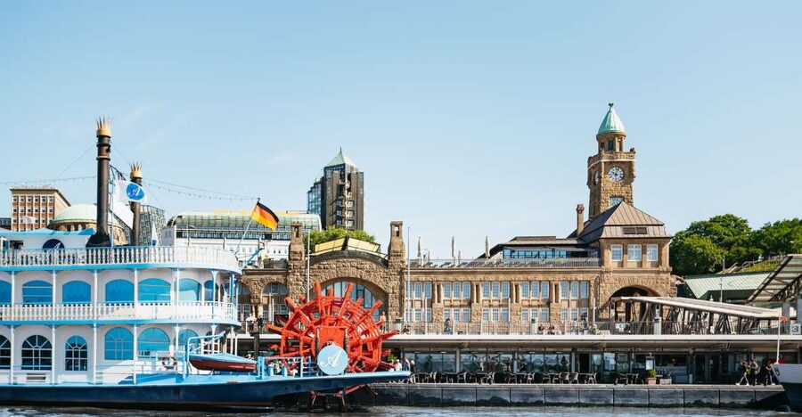 Hamburg: 1-Hour Harbor Sightseeing Cruise with HafenCity - German commentary and the English audio app