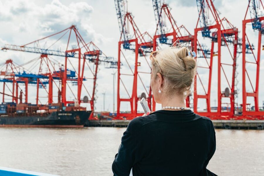 Hamburg: 1-Hour Harbor Sightseeing Cruise with HafenCity - Choosing between the barge and passenger ship